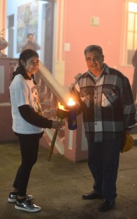 Fuego Guadalupano rumbo a la localidad de Piedra Parada, Mpio. de Cosautlán, a su paso por Teocelo fue recibido por el alcalde Mario A Chama Díaz.  