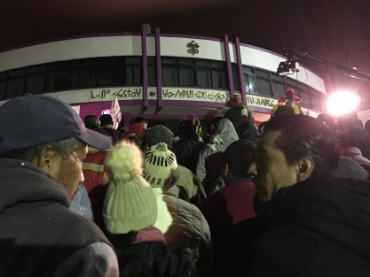 Fieles a la tradición, miles de creyentes acudieron a la Misa de Gallo para entonar las Mañanitas a la Virgen de Guadalupe en la Basílica de El Dique de Xalapa. El Arzobispo de Xalapa, Hipólito Reyes presidió la eucaristía de medianoche. 