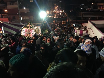 Fieles a la tradición, miles de creyentes acudieron a la Misa de Gallo para entonar las Mañanitas a la Virgen de Guadalupe en la Basílica de El Dique de Xalapa. El Arzobispo de Xalapa, Hipólito Reyes presidió la eucaristía de medianoche. 