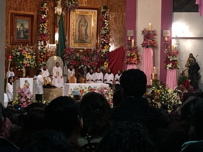 Fieles a la tradición, miles de creyentes acudieron a la Misa de Gallo para entonar las Mañanitas a la Virgen de Guadalupe en la Basílica de El Dique de Xalapa. El Arzobispo de Xalapa, Hipólito Reyes presidió la eucaristía de medianoche. 