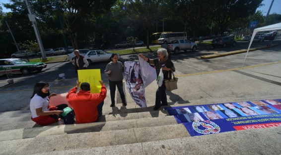 De igual modo solicitan la prisión para el ex  titular de la SSP, Arturo Bermúdez, a quien responsabilizan de la desaparición de sus familiares. 