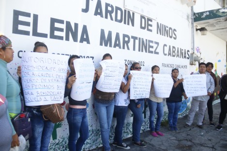 Padres de alumnos del jardín de niños Elena Martínez Cabañas, en el Ayuntamiento de Veracruz, se manifestaron por las pésimas condiciones en que se encuentra el plantel educativo. Piden ayuda de la SEV.