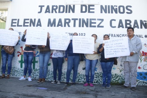 Padres de alumnos del jardín de niños Elena Martínez Cabañas, en el Ayuntamiento de Veracruz, se manifestaron por las pésimas condiciones en que se encuentra el plantel educativo. Piden ayuda de la SEV.