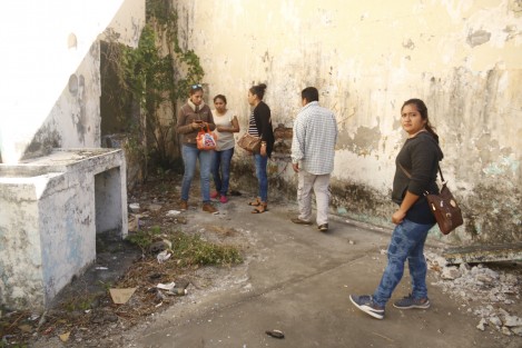 Un grupo de madres de familia del kinder Elena Martínez Cabañas, ingresó al ex penal Ignacio Allende para buscar a los responsables de los robos que ha sufrido este plantel educativo en el último mes. Sin ayuda de la policía, las afectadas revisaron las viviendas de las personas instaladas en la antigua prisión. 