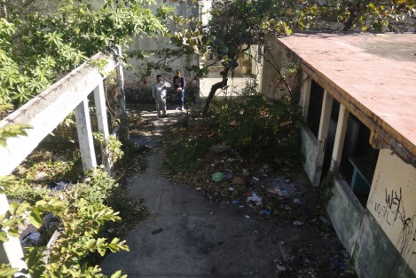 Un grupo de madres de familia del kinder Elena Martínez Cabañas, ingresó al ex penal Ignacio Allende para buscar a los responsables de los robos que ha sufrido este plantel educativo en el último mes. Sin ayuda de la policía, las afectadas revisaron las viviendas de las personas instaladas en la antigua prisión. 