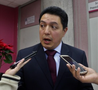 Arturo Nicolás Baltazar, abogado de la exdelegada ministerial Carlota N., acudió al Congreso del Estado a interponer una solicitud de juicio político contra el Fiscal del Estado, Jorge Winckler, quien habría procedido en su contra por negarse a declarar en contra del exfiscal Luis Ángel Bravo Contreras. 