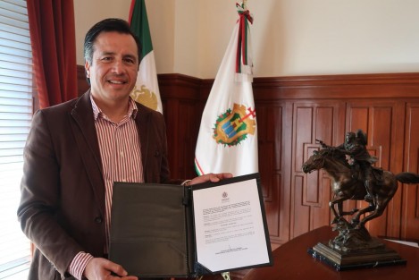 El gobernador de Veracruz, Cuitláhuac García Jiménez firmó el decreto por el cual se otorga el subsidio del cien por ciento del Impuesto Estatal sobre la Tenencia o Uso de Vehículos (IESTUV) para el ejercicio fiscal 2019. 