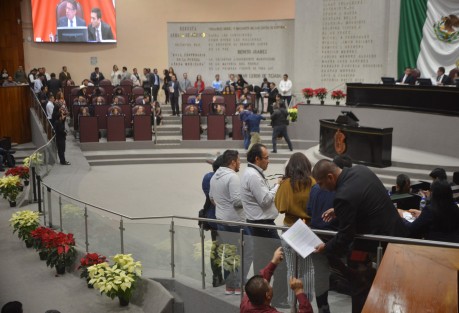 Entre fotografía y achichinqles no dejan trabajar a los compañeros.  