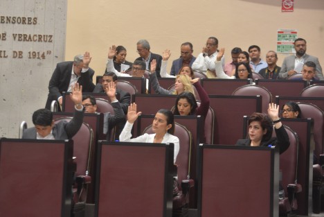 Luego de que el Gobernador Cuitláhuac García  solicitara al Congreso se autorice que el Secretario de Salud, Roberto Ramos Alor desempeñe simultáneamente el cargo de Director de los Servicios de Salud, la propuesta fue aprobada por el pleno, con 48 votos a favor. 