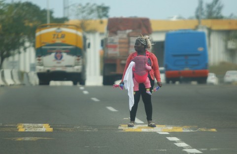 Se ha incrementado la presencia de migrantes en Boca del Río. Es común verlos en los cruceros de la ciudad. 