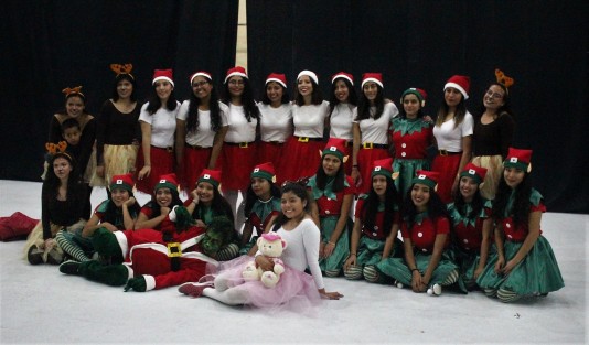 Instituciones educativas de todos los niveles comienzan a cerrar actividades. Alumnos de la Benemérita Escuela Normal Veracruzana realizaron con éxito su Festival Navideño. 