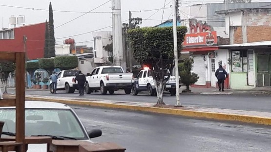 Este viernes en Nogales, Ver., agentes ministeriales que se desplazaban a bordo de una camioneta oficial, fueron atacados a balazos por sujetos desconocidos.Debido al hermetismo del caso se desconoce el estado de salud de los oficiales.