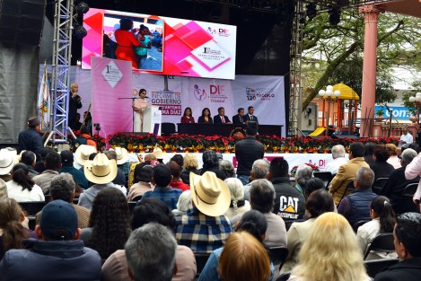 Con grandes acciones de beneficio social a favor de los grupos vulnerables, cierra su primer año de actividades la presidenta del DIF de Teocelo, Mara Chama Villa, quien este sábado presentó su informe de labores.  