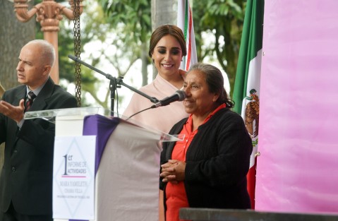 Con grandes acciones de beneficio social a favor de los grupos vulnerables, cierra su primer año de actividades la presidenta del DIF de Teocelo, Mara Chama Villa, quien este sábado presentó su informe de labores.  