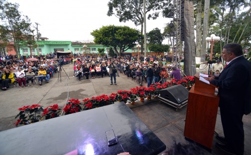 El presidente municipal de Teocelo, Lic. Mario A. Chama Díaz, presentó este sábado su Primer Informe de Gobierno, donde anunció más de 30 mil acciones en 2018, entre las que se incluyen importantes obras de desarrollo... <em>Juntos podemos... ¡Hablemos con Hechos!</em>, recalcó.