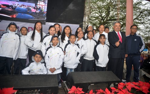 El presidente municipal de Teocelo, Lic. Mario A. Chama Díaz, presentó este sábado su Primer Informe de Gobierno, donde anunció más de 30 mil acciones en 2018, entre las que se incluyen importantes obras de desarrollo... <em>Juntos podemos... ¡Hablemos con Hechos!</em>, recalcó.