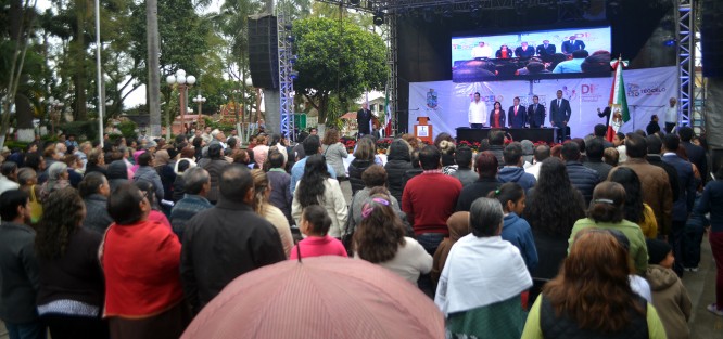 El presidente municipal de Teocelo, Lic. Mario A. Chama Díaz, presentó este sábado su Primer Informe de Gobierno, donde anunció más de 30 mil acciones en 2018, entre las que se incluyen importantes obras de desarrollo... <em>Juntos podemos... ¡Hablemos con Hechos!</em>, recalcó.