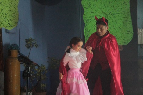 Iniciaron las posadas este domingo, y los niños que habitan en el Patio Muñoz de Xalapa prepararon una pastorela, la cual estarán presentando, si el clima lo permite, 17, 18, 19, 20 y 21 de diciembre, a las 19:00 horas. Excelente oportunidad para revivir una tradición de la época, en un pintoresco sitio de #Xalapa, Ver.