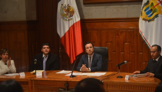 Con un retraso de 40 minutos y con los nuevos directores de los Tecnológicos subidos en tarimas se  llevó a cabo el evento del  gobernador Cuitláhuac García.