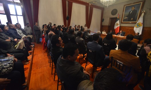 Con un retraso de 40 minutos y con los nuevos directores de los Tecnológicos subidos en tarimas se  llevó a cabo el evento del  gobernador Cuitláhuac García.