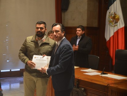 Con un retraso de 40 minutos y con los nuevos directores de los Tecnológicos subidos en tarimas se  llevó a cabo el evento del  gobernador Cuitláhuac García.