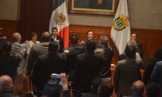 Con un retraso de 40 minutos y con los nuevos directores de los Tecnológicos subidos en tarimas se  llevó a cabo el evento del  gobernador Cuitláhuac García.