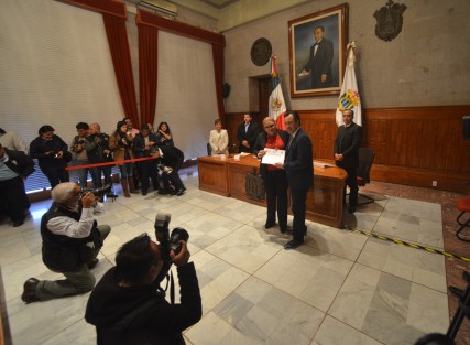 La nota una vez más la dio la gente  que está a cargo de la logística de los eventos, ya que si uno llega 15 minutos tarde, no te dejan entrar aunque el gobernador llegue 40 minutos retrasado.