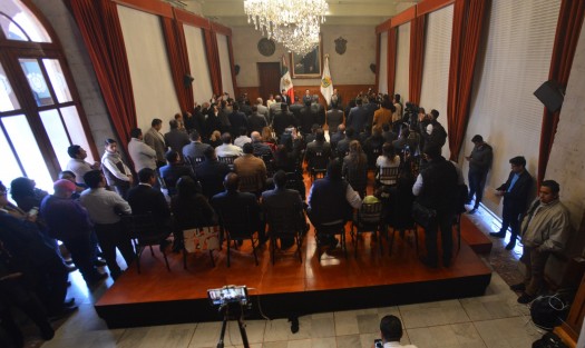 La nota una vez más la dio la gente  que está a cargo de la logística de los eventos, ya que si uno llega 15 minutos tarde, no te dejan entrar aunque el gobernador llegue 40 minutos retrasado.