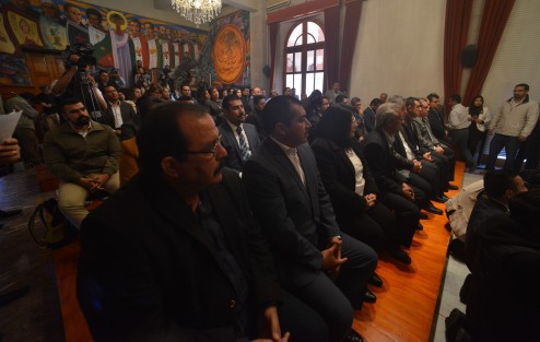 La nota una vez más la dio la gente  que está a cargo de la logística de los eventos, ya que si uno llega 15 minutos tarde, no te dejan entrar aunque el gobernador llegue 40 minutos retrasado.