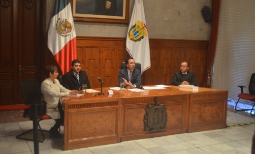La nota una vez más la dio la gente  que está a cargo de la logística de los eventos, ya que si uno llega 15 minutos tarde, no te dejan entrar aunque el gobernador llegue 40 minutos retrasado.