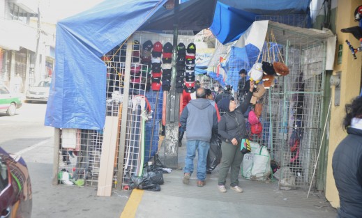 Como cada año comerciantes de Plaza Clavijero ya sacaron sus puestos a las banquetas para vender productos de temporada. 