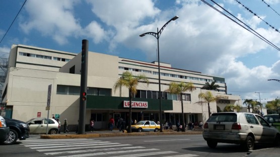 Un operador de tráiler fue agredido a balazos por varios sujetos en un asalto sobre el kilómetro 300  de la autopista Córdoba-Veracruz en la localidad de Rancho Trejo; paramédicos de Sirena lo atendieron y trasladaron al Hospital del IMSS; autoridades ministeriales tomaron conocimiento.