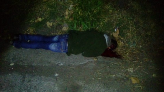 Con varios impactos de proyectil de arma de fuego, fue localizado el cuerpo de un hombre a un costado del kilómetro 263 de la autopista Córdoba-Puebla; autoridades ministeriales tomaron conocimiento e iniciaron las diligencias, hasta el momento el hoy occiso esta sin identificar.