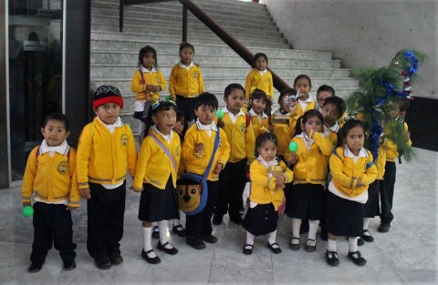 Pequeñines de un Jardín de Niños acudieron al  Palacio Legislativo para cantar La Rama. 