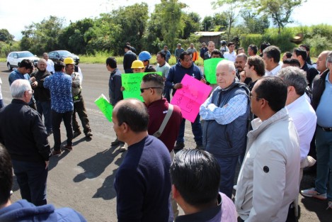 Supuestos empleados de José Abella Garcia bloquearon la aeropista con la intención de impedir el despegue del empresario Domingo Muguira quien se disponía a un viaje de negocios, el afectado indicó que procederá legalmente contra quien o quienes resulten responsables de la movilización.  