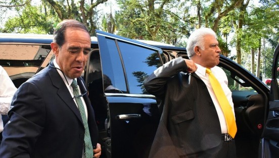 El exalcalde de Coatepec, Roberto Pérez Moreno -Juanelo-,  reapareció junto al abogado Reyes Peralta. En conferencia de prensa  dijo que en breve denunciará a los ex gobernadores Duarte y Yunes, así como al actual fiscal Winckler y los dos anteriores a este, ya que nunca le pudieron probar su participación en el asesinato del extesorero Guillermo Pozos.  