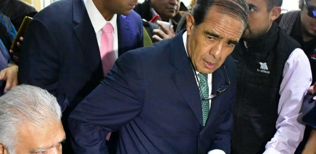 El exalcalde de Coatepec, Roberto Pérez Moreno -Juanelo-,  reapareció junto al abogado Reyes Peralta. En conferencia de prensa  dijo que en breve denunciará a los ex gobernadores Duarte y Yunes, así como al actual fiscal Winckler y los dos anteriores a este, ya que nunca le pudieron probar su participación en el asesinato del extesorero Guillermo Pozos.  