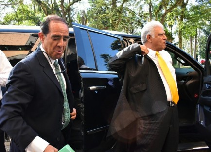 El excalde de Coatepec Roberto Pérez Moreno -Juanelo-  reapareció junto al abogado Reyes Peralta dio conferencia de prensa  dijo que en breve denunciará a los ex gobernadores Duarte y a Yunes así como al actual fiscal Winckler y los dos anteriores a este ya que nunca le pudieron probar su participación en el asesinato del extesorero Guillermo Pozos. 
