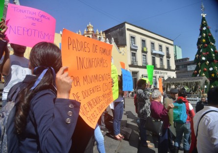 Padres de Familia de integrantes y alumnos de la Orquesta SInfónica Infantil y Juvenil de la SEV se manifestaron en Plaza Lerdo y Palacio de Gobierno solicitando diálogo con el Gobernador Cuitláhuac García, debido a su inconformidad con cambios anunciados en esa institución. 