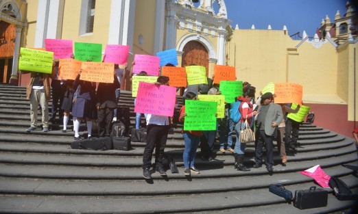 A decir de los inconformes, a nombre de Moisés Pérez, subsecretario de Desarrollo Educativo de la SEV, Tonatiuh García Jiménez les notificó la semana pasada que habría cambios en el personal, lo cual no aceptan, además de que deberían entregar los instrumentos a la SEV, pese a que los mismos han sido adquiridos por el patronato de la OSIJ.  