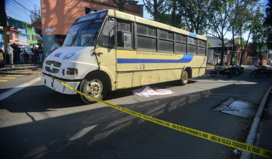 Un hombre perdió la vida al ser atropellado por un camión de transporte público sobre la avenida Ruiz Cortines casi esquina Mártires del 28 de agosto. Al lugar llegó personal de tránsito y SSP para acordonar el sitio y llevar a cabo la diligencias de rigor. 