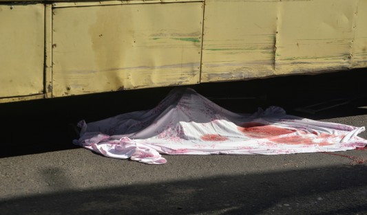 Un hombre perdió la vida al ser atropellado por un camión de transporte público sobre la avenida Ruiz Cortines casi esquina Mártires del 28 de agosto. Al lugar llegó personal de tránsito y SSP para acordonar el sitio y llevar a cabo la diligencias de rigor. 