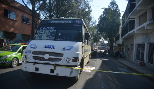 Un hombre perdió la vida al ser atropellado por un camión de transporte público sobre la avenida Ruiz Cortines casi esquina Mártires del 28 de agosto. Al lugar llegó personal de tránsito y SSP para acordonar el sitio y llevar a cabo la diligencias de rigor. 