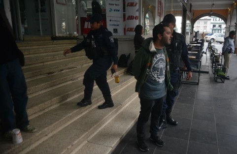 Elementos de la SSP detuvieron a dos borrachitos en las escaleras del edificio Nachita, en posesión de medio litro de mezacalazo y una caja de cerillos con hierba verde, al parecer marihuana.