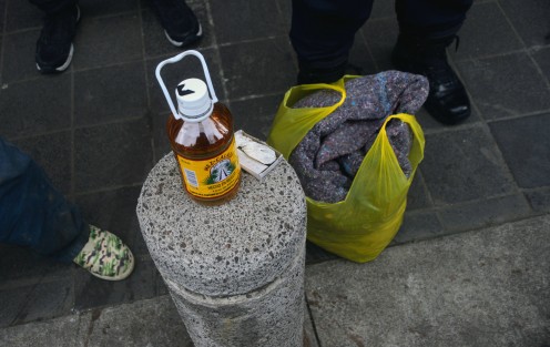 Elementos de la SSP detuvieron a dos borrachitos en las escaleras del edificio Nachita, en posesión de medio litro de mezacalazo y una caja de cerillos con hierba verde, al parecer marihuana.