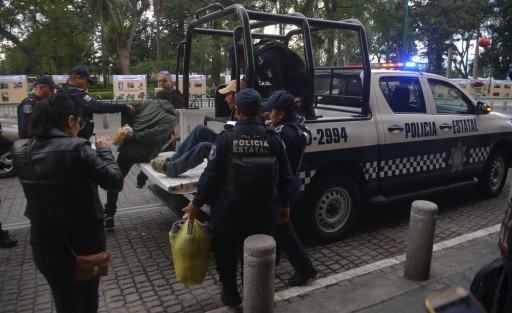 Elementos de la SSP detuvieron a dos borrachitos en las escaleras del edificio Nachita, en posesión de medio litro de mezacalazo y una caja de cerillos con hierba verde, al parecer marihuana.