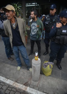 Elementos de la SSP detuvieron a dos borrachitos en las escaleras del edificio Nachita, en posesión de medio litro de mezacalazo y una caja de cerillos con hierba verde, al parecer marihuana.