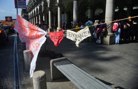 En una forma peculiar de manifestarse también colgaron ropa interior  y una manta en contra de el secretario de la SEV, acusándolo de robo de plazas.  