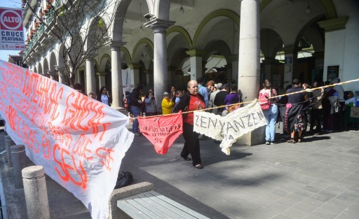 En una forma peculiar de manifestarse también colgaron ropa interior  y una manta en contra de el secretario de la SEV, acusándolo de robo de plazas.  