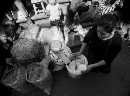 Comerciantes ambulantes pertenecientes a la organización MILES se manifestaron y vendieron su mercancía en las escalinata de catedral, en protesta por la falta de espacios en pleno centro de la ciudad, donde vender sus productos. 